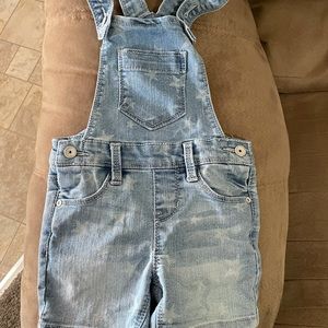 Squeeze denim short overhauls with stars on